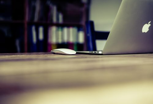 紧凑型迷你ITX办公电脑主机放置在干净的书桌上，旁边有键盘鼠标，pcbuilds千元入门办公机实机参考