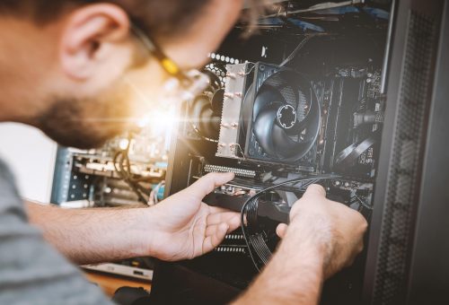装机配件整齐摆放在桌面上，CPU、内存、显卡、主板一字排开，pcbuilds配件选购清单场景